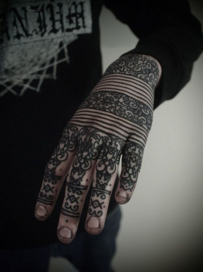 nero e bianco henne" stile modello con linee tatuaggio su mano