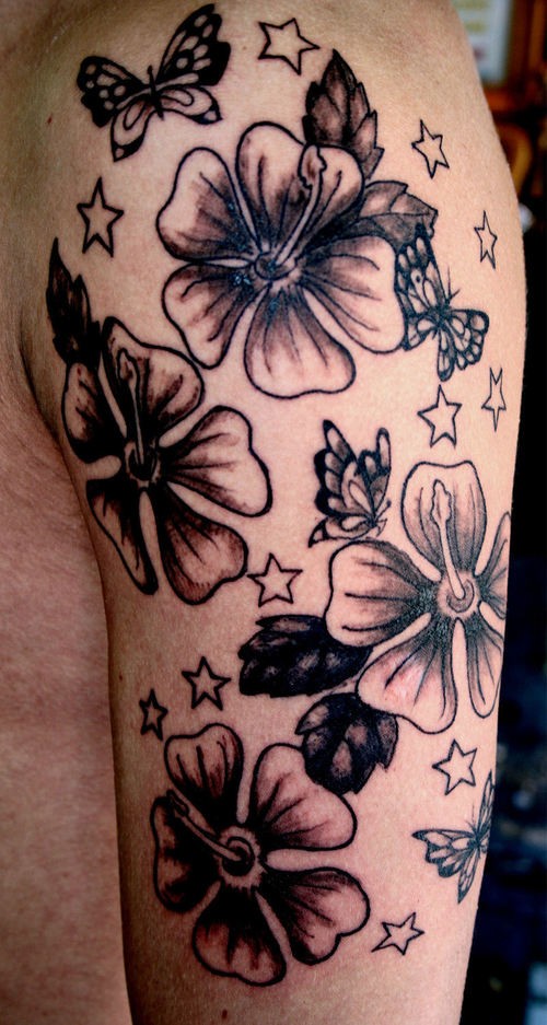 Tatuaje en el brazo, composición de flores y mariposas