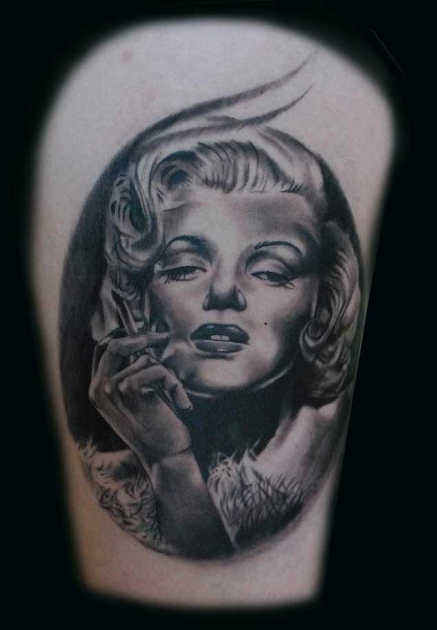 Tatuaje  de Marilyn Monroe linda con cigarrillo