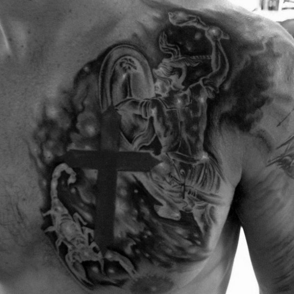 Tatuaje en el pecho, signo del zodiaco brillante con cruz y escorpión