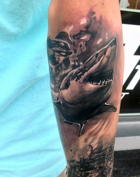 Schwarzweißes realistisch aussehendes Unterarm Tattoo mit großem Hai