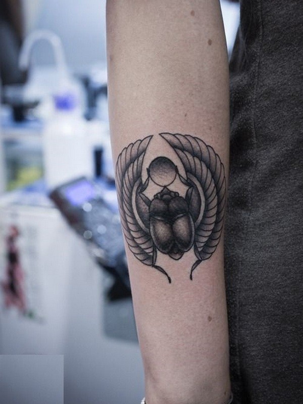 Schwarzweißes Skarabäus Tattoo am Unterarm im ägyptischen Stil