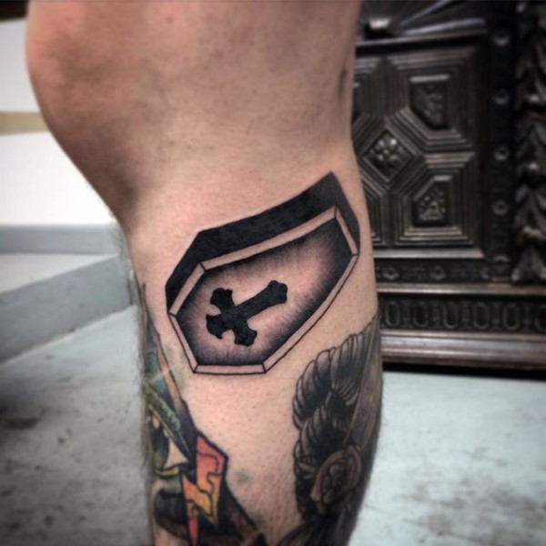 Schwarzweißer Sarg Tattoo mit Kreuz am Bein