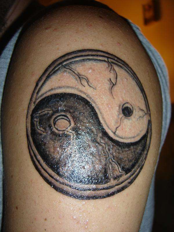 Tatuaje en el brazo, yin yang agrietado