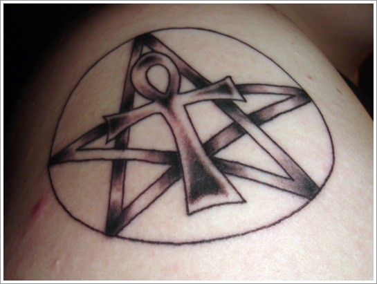 Tatuaje del símbolo negro del Ankh.
