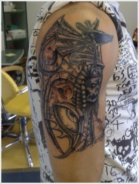 Tatuaje en el brazo, deidad egipcia anubis, tinta negra