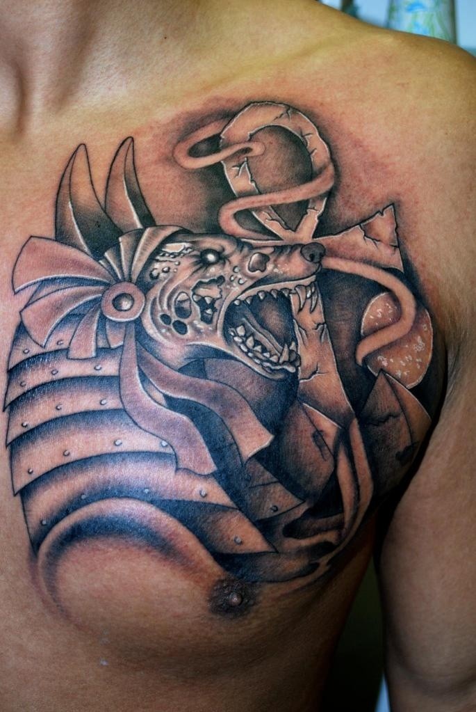 Tatuaje en el pecho de la negra Anubis con Ankh.