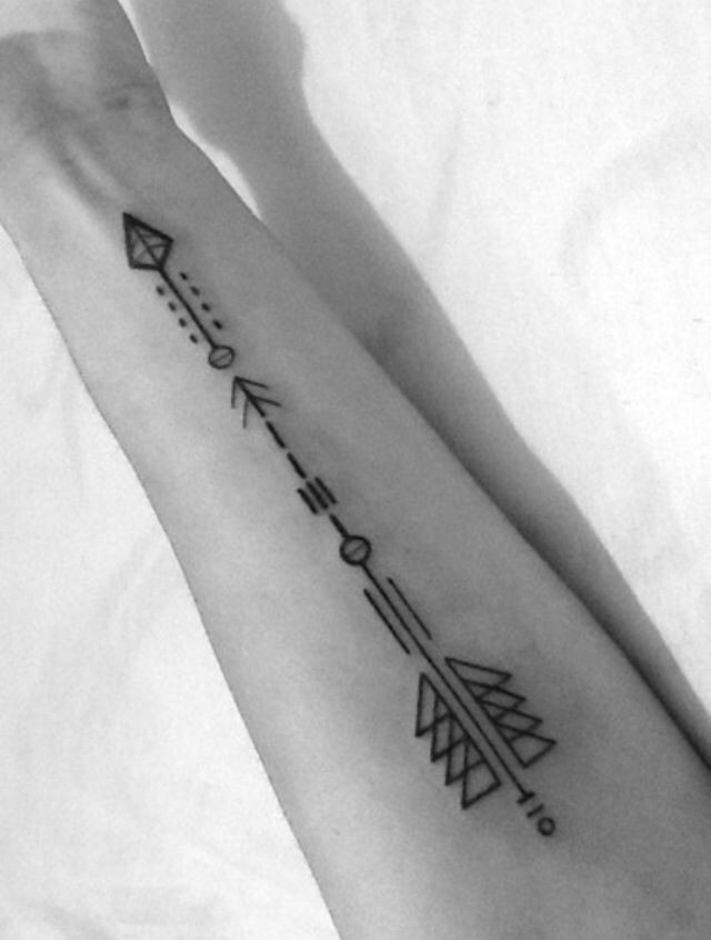 Tatuaje de flecha fantástica en el antebrazo