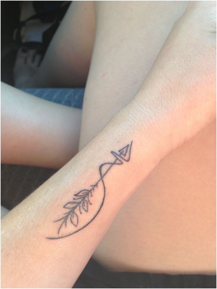 Tatuaje en el antebrazo,
flecha con plumas desgastadas