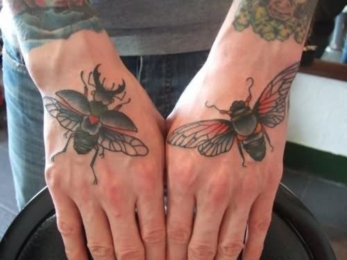 Schwarze Insekten Tattoo auf der Hand