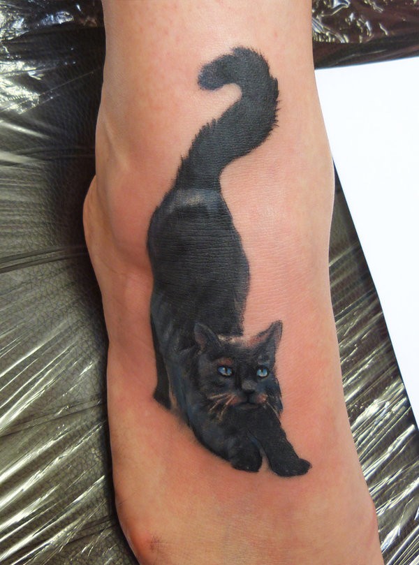 Tatuaje en el pie, gato negro con ojos azules