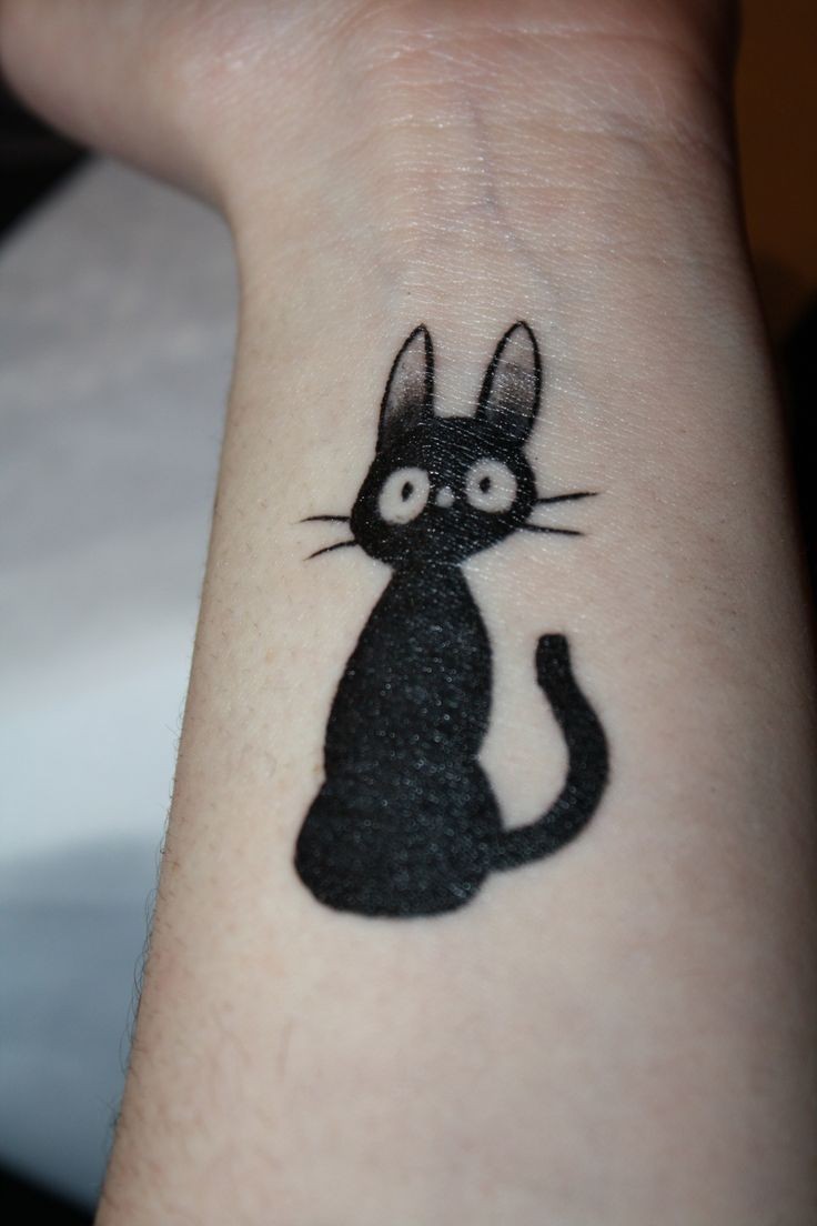 Tatuaggio simpatico sul polso il gattino nero