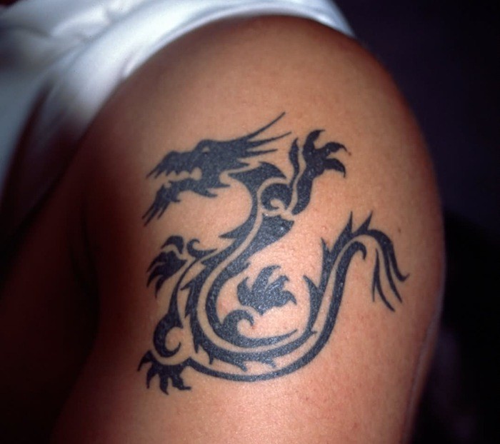 drago nero cinese tatuaggio sulla spalla