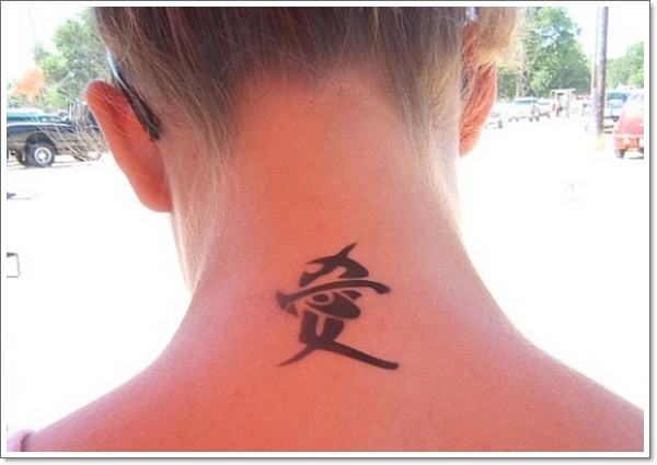 simbolo cinese nero tatuaggio sulla nuca