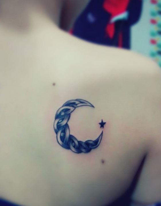 Tatuaje en el hombro,
luna estilizada de hierro