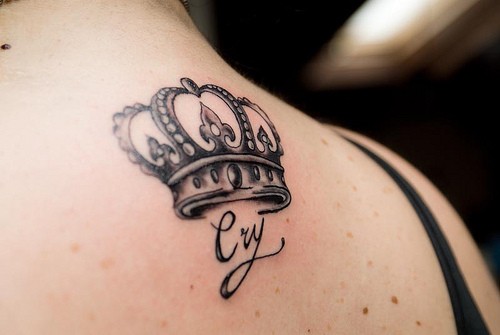 Schwarze Krone und Wort cry Tattoo am Rücken