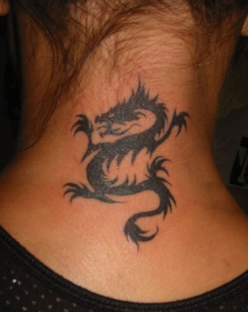 drago nero cinese tatuaggio sulla nuca