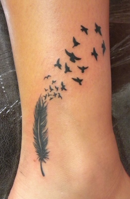 Schwarze Feder in Vögel Tattoo am Knöchel