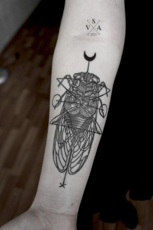 Tatuaje en el antebrazo,
escarabajo geométrico de colores blanco y negro