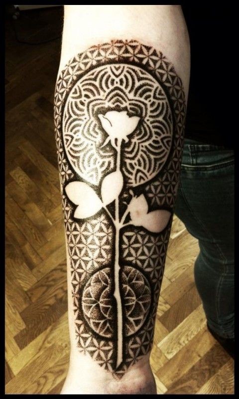 Schwarzes geometrisches Tattoo mit Rose an der Hand