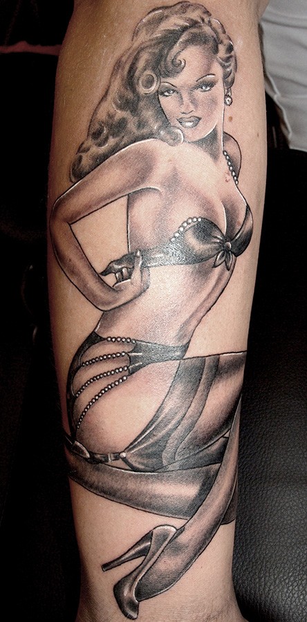 grigio nero bellissima donna pin up tatuaggio su braccio