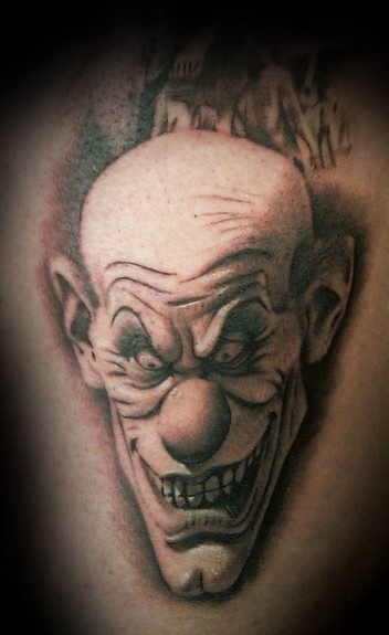 Schwarzgrauer böser Clown Tattoo