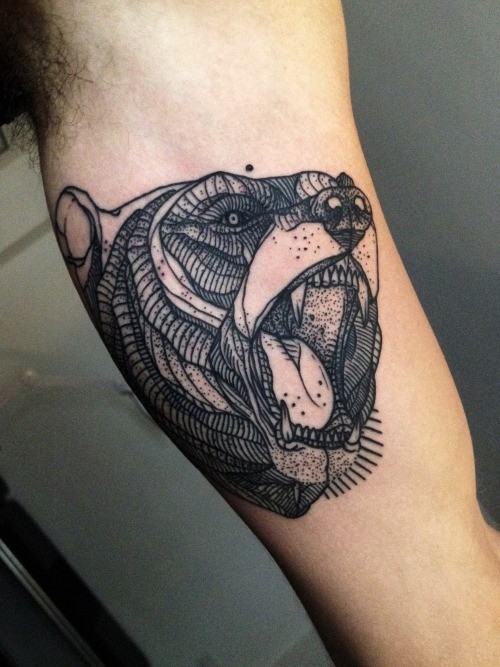 Tatuaje en el brazo,  cara de oso de estilo nuevo