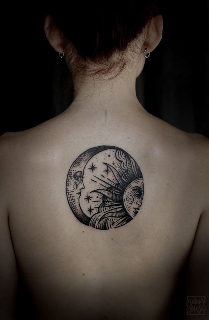 nero grigio sole e luna tatuaggio sulla schiena