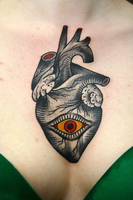 Schwarz Herz mit rotem Auge Tattoo an der Brust