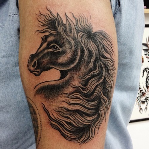 Tatuaje en la pierna, retrato de caballo negro