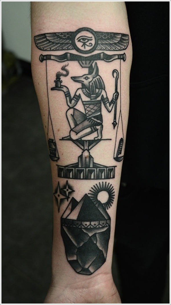 Tatuaje en el antebrazo, deidad anubis con balanzas, ojo de horus