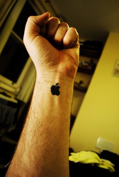 Tatuaje en la muñeca, manzana mordida, logo apple