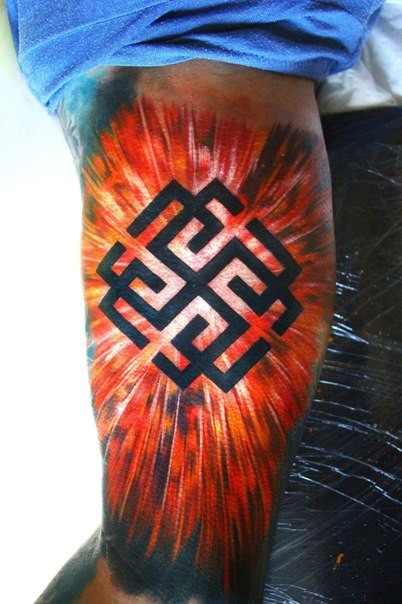 Schwarzes Bizeps Tattoo von großem schwarzem dunklem Symbol