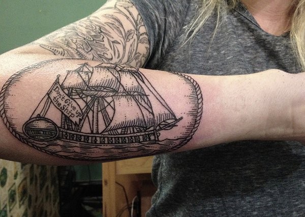 Tattoo von schwarzem Schiff in Tusche am Unterarm