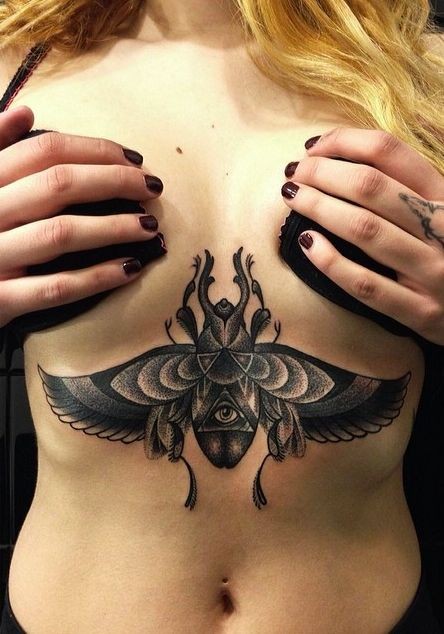 Tatuaje en el pecho, escarabajo con alas largas y ojo en el cuerpo