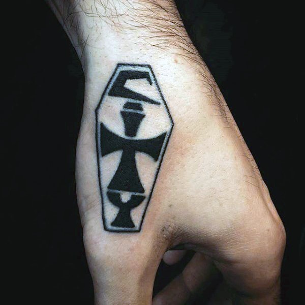 Schwarzer Sarg mit mystischen schwarzen Symbolen Tattoo an der Hand und Daumen