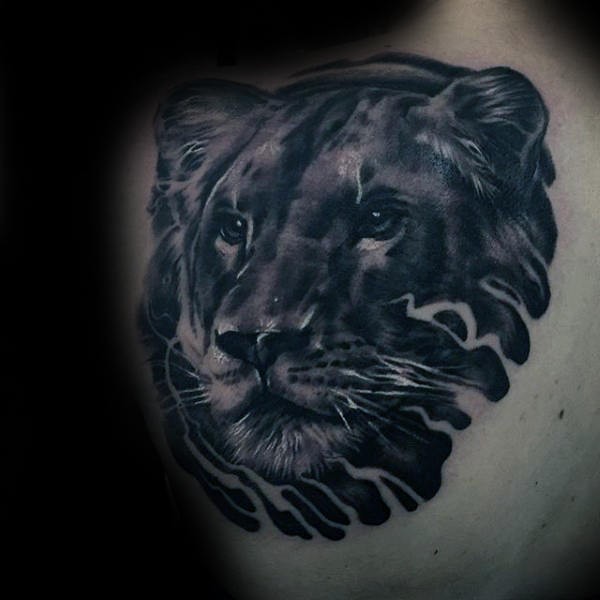 Tinta negra tatuaje escapular lindo de león bebé
