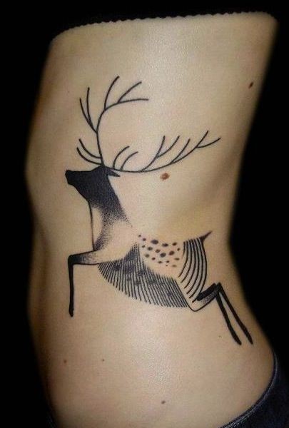 inchiostro nero cervo tatuaggio sulle costolette da Kris Ciezlik