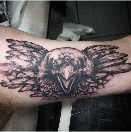 Schwarzes detailliertes gruseliges Arm Tattoo mit mystischer Krähe