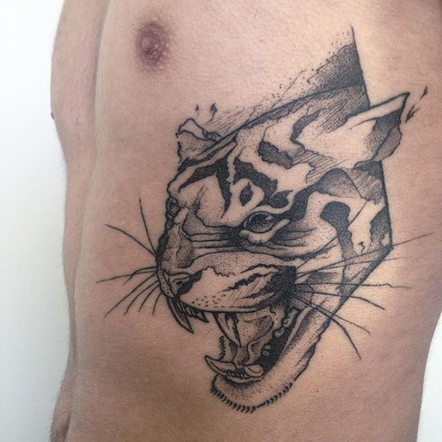 Tatuaje de tinta negra con estilo de punto del tigre rugiendo con dientes grandes
