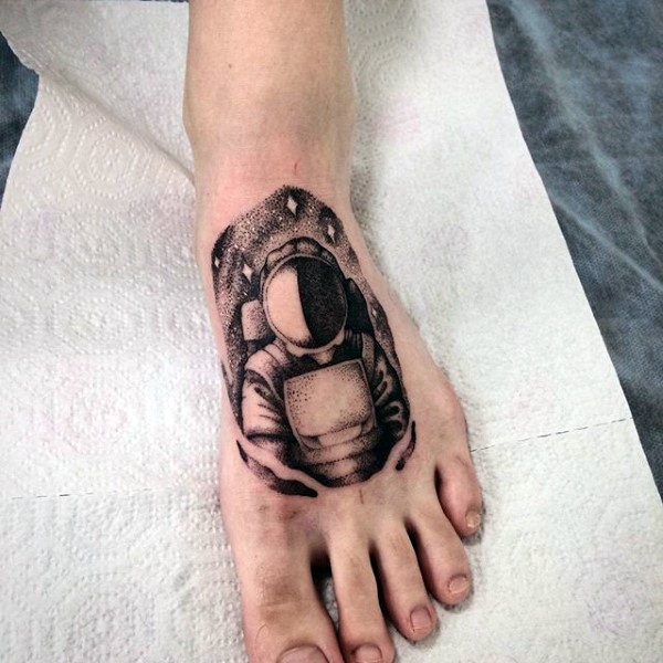 Tatuagem de pé de tinta preta estilo dotwork do astronauta