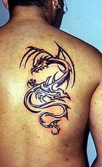 Tatuaje en la espalda, dragón, tinta negra