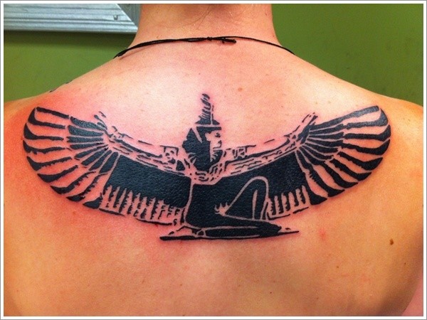 Tatuaje en la espalda, deidad isis, tinta negra