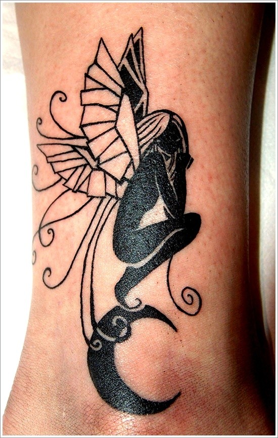 inchiostro nero fata con luna tatuaggio sulla gamba