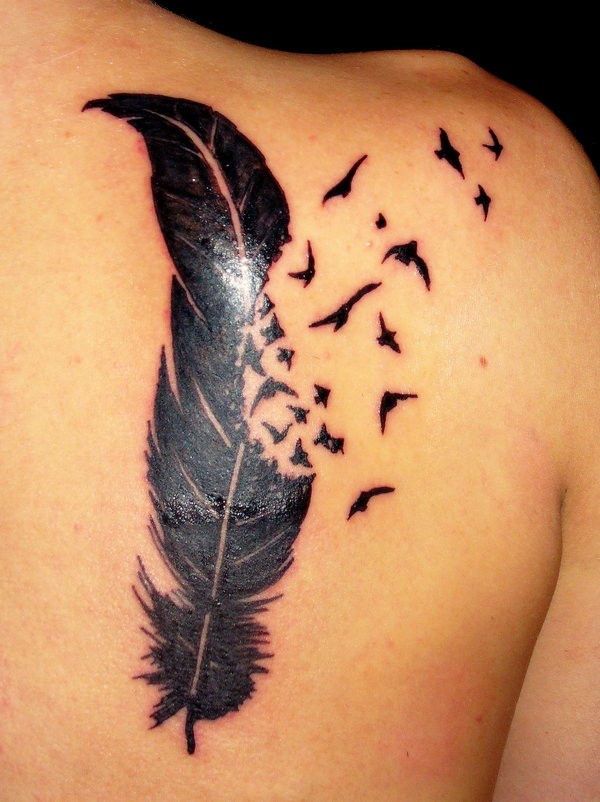 Tatuaje  de pluma negra con bandada de aves