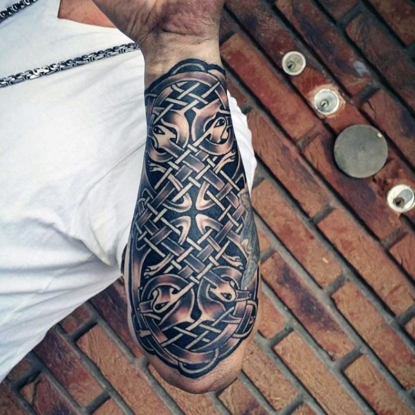 Black ink forearm tattoo of Celtic knot