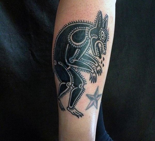Schwarzes Unterarm Tattoo mit lustigem Werwolf und kleinem Stern