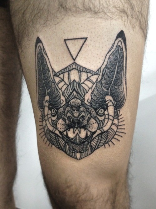 Tatuaje en la pierna, cabeza de murciélago geométrico
