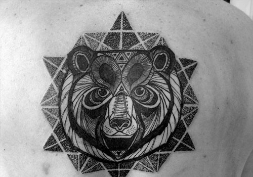 Tatuaje  de cabeza de oso geométrico