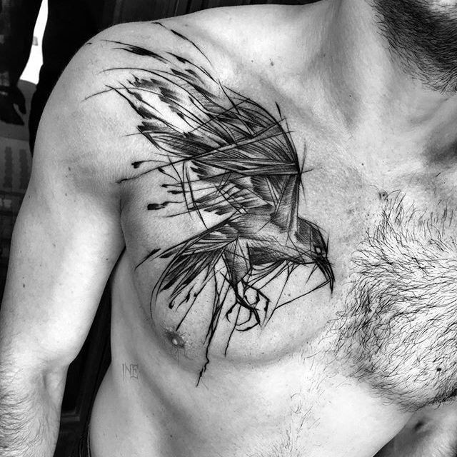 Estilo ilustrado de tinta preta pintado por Inez Janiak tatuagem no peito em corvo voador